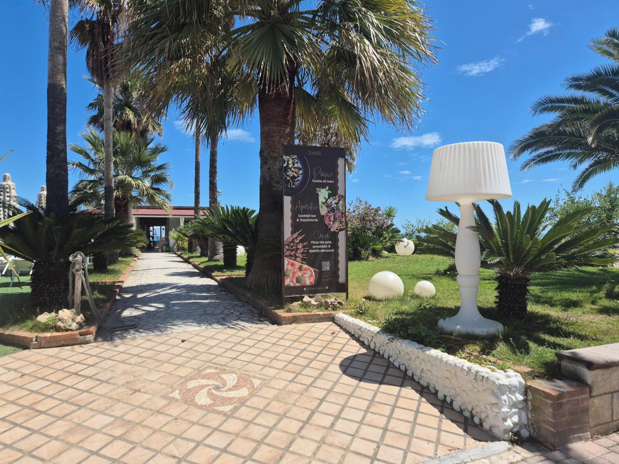 Bella Alba Apartment On The Beach Alba Adriatica Exterior photo